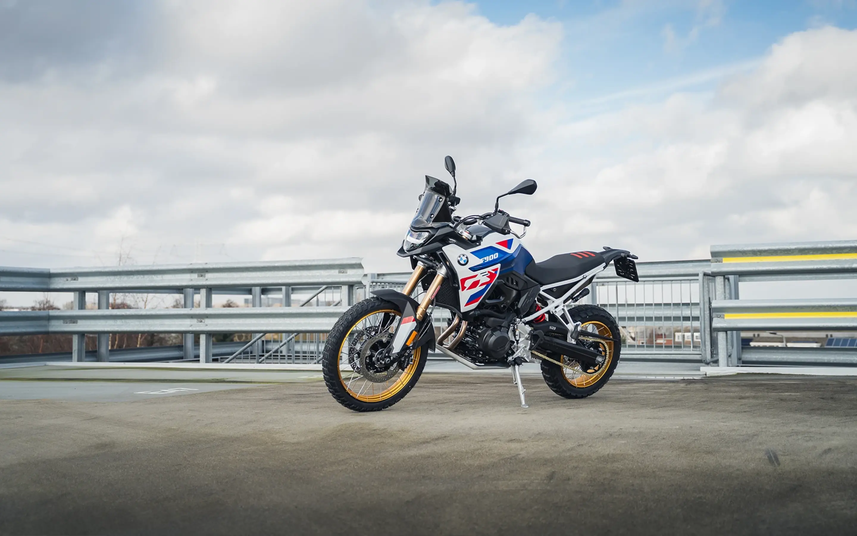 Zijkant BMW F 900 GS