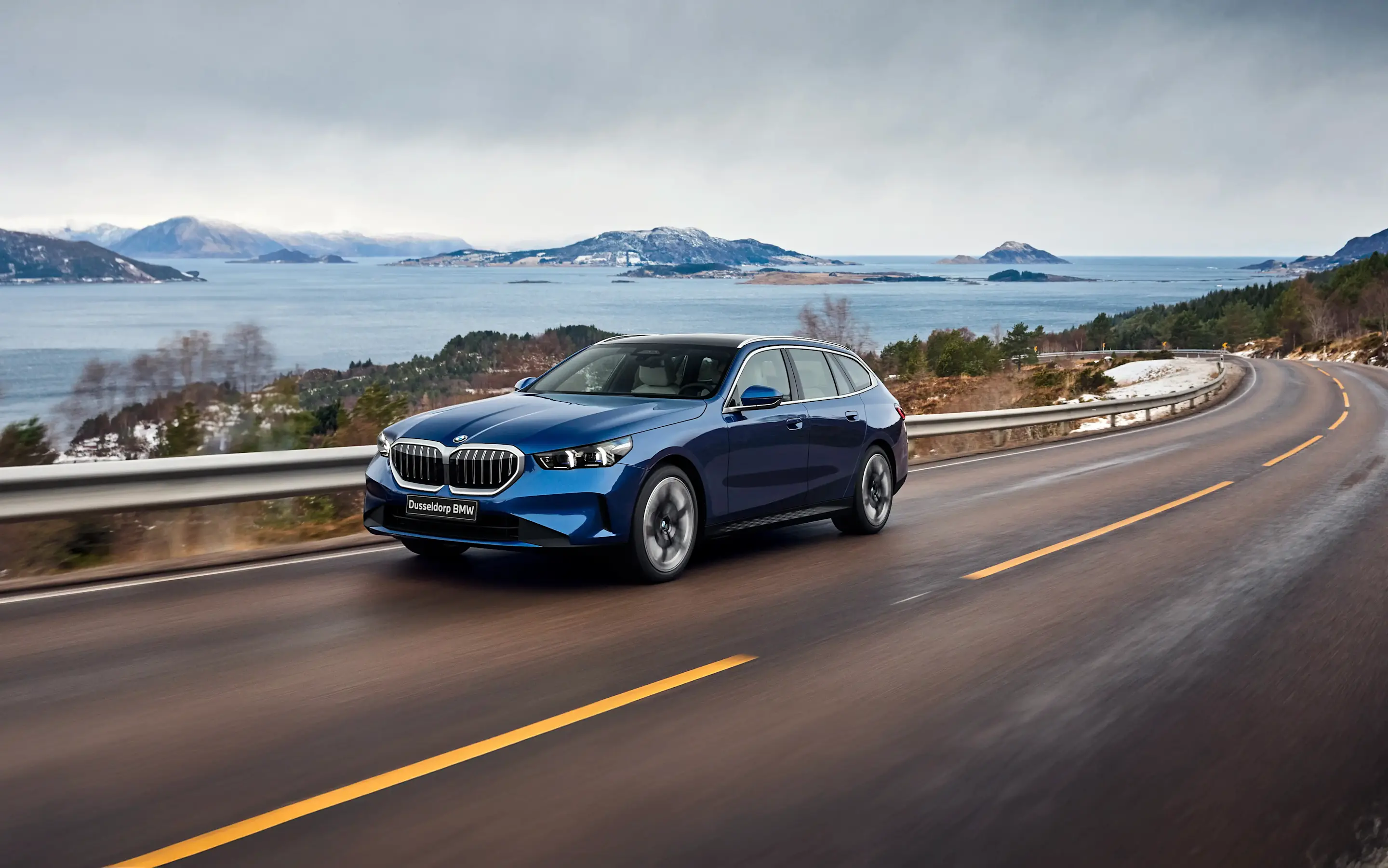 bmw i5 touring hero