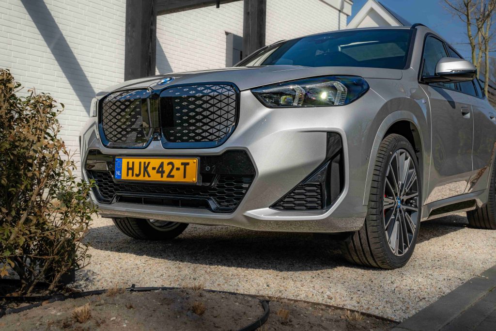 voorkant BMW iX1