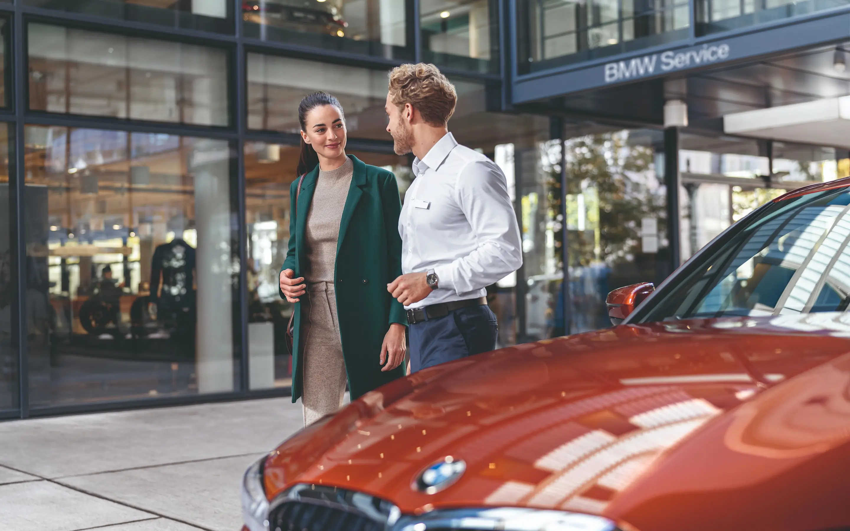 Klant met autodealer in gesprek