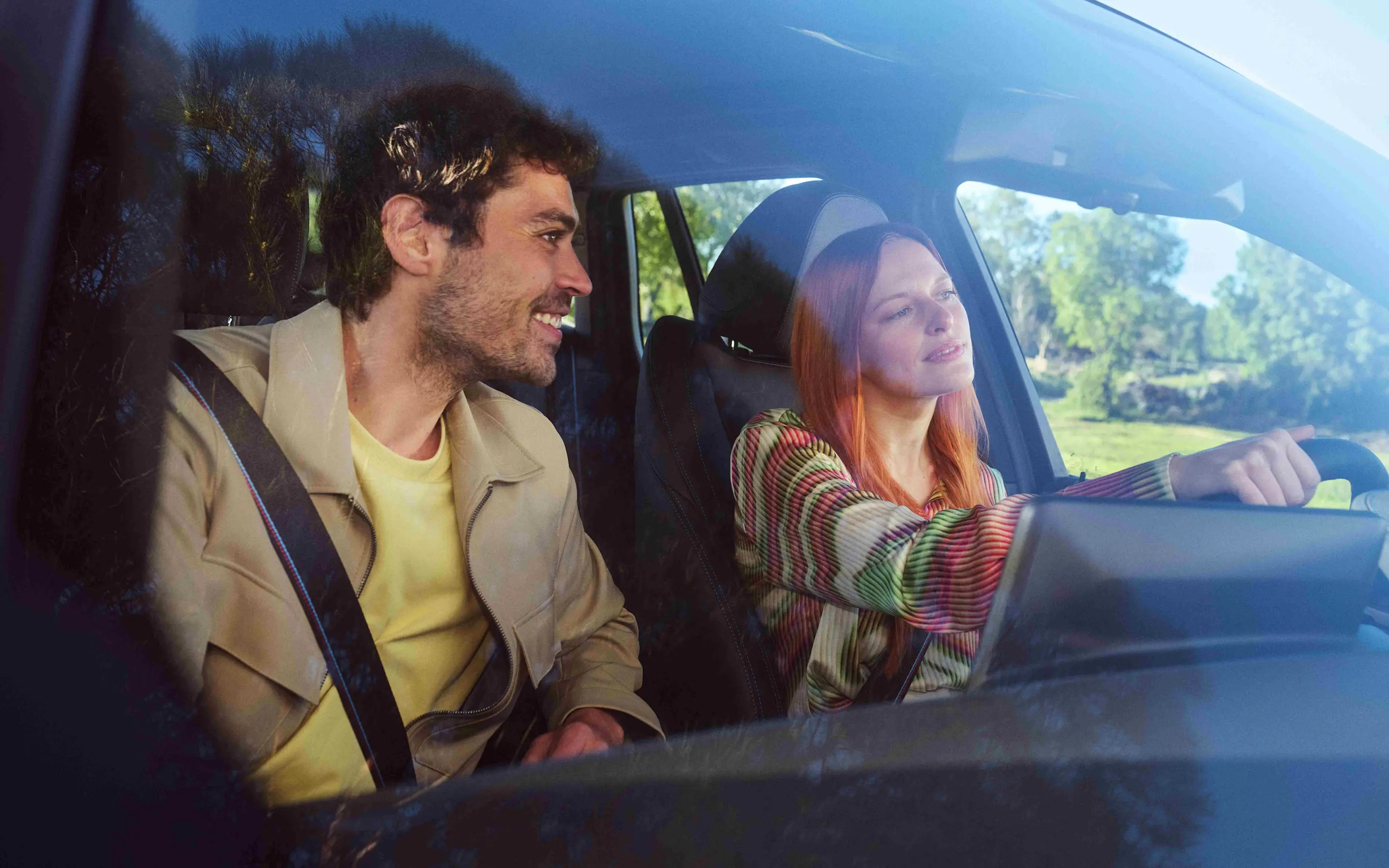 Man en vrouw in auto