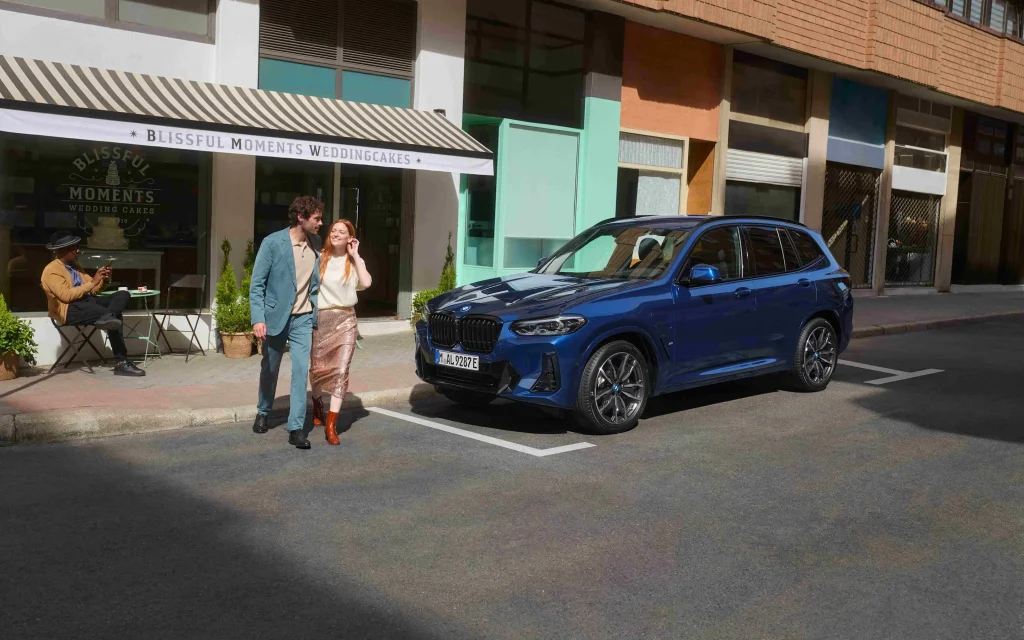 Man en vrouw naast BMW