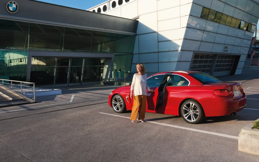 Vrouw staat naast BMW