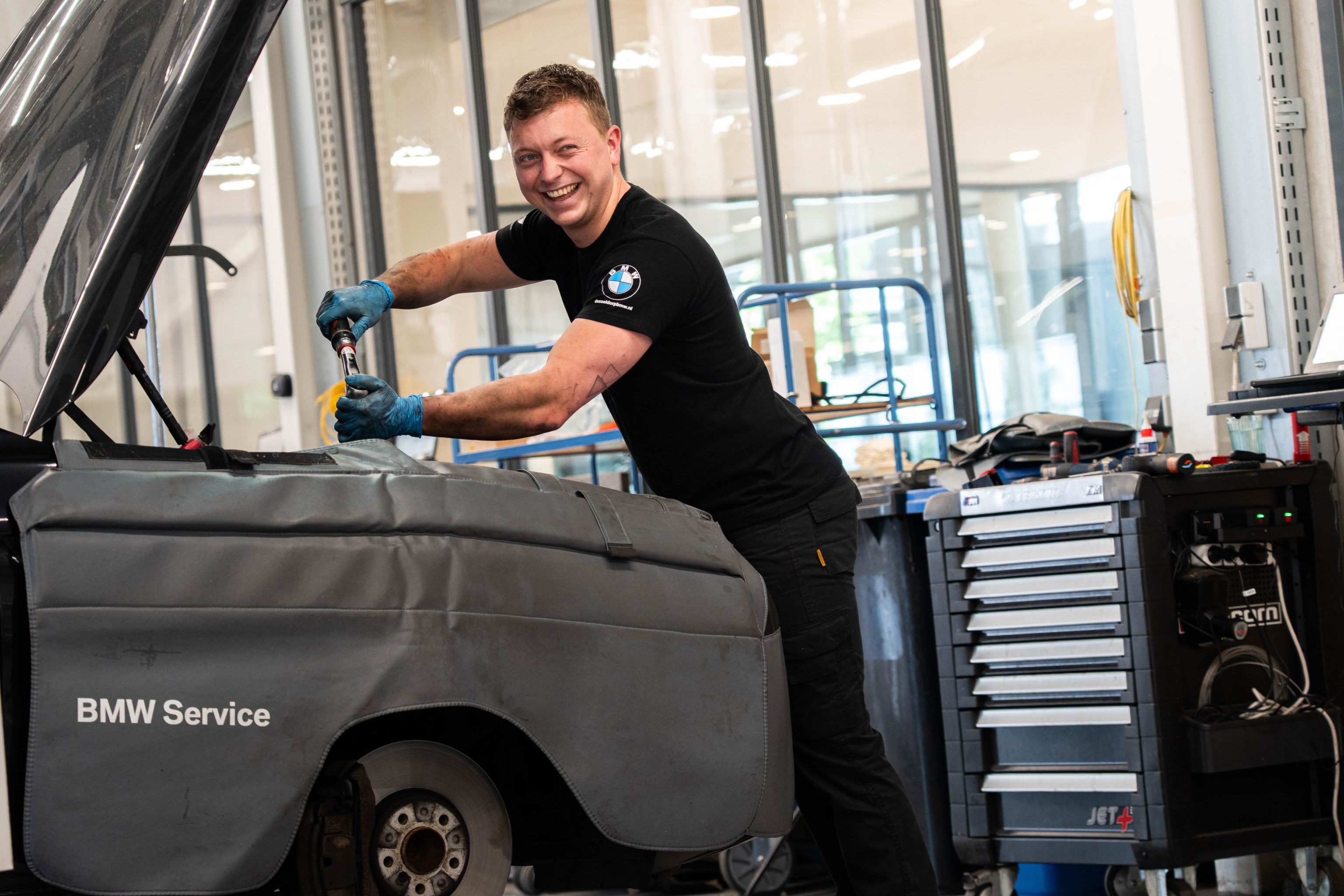 APK aan een BMW in de werkplaats van Dusseldorp