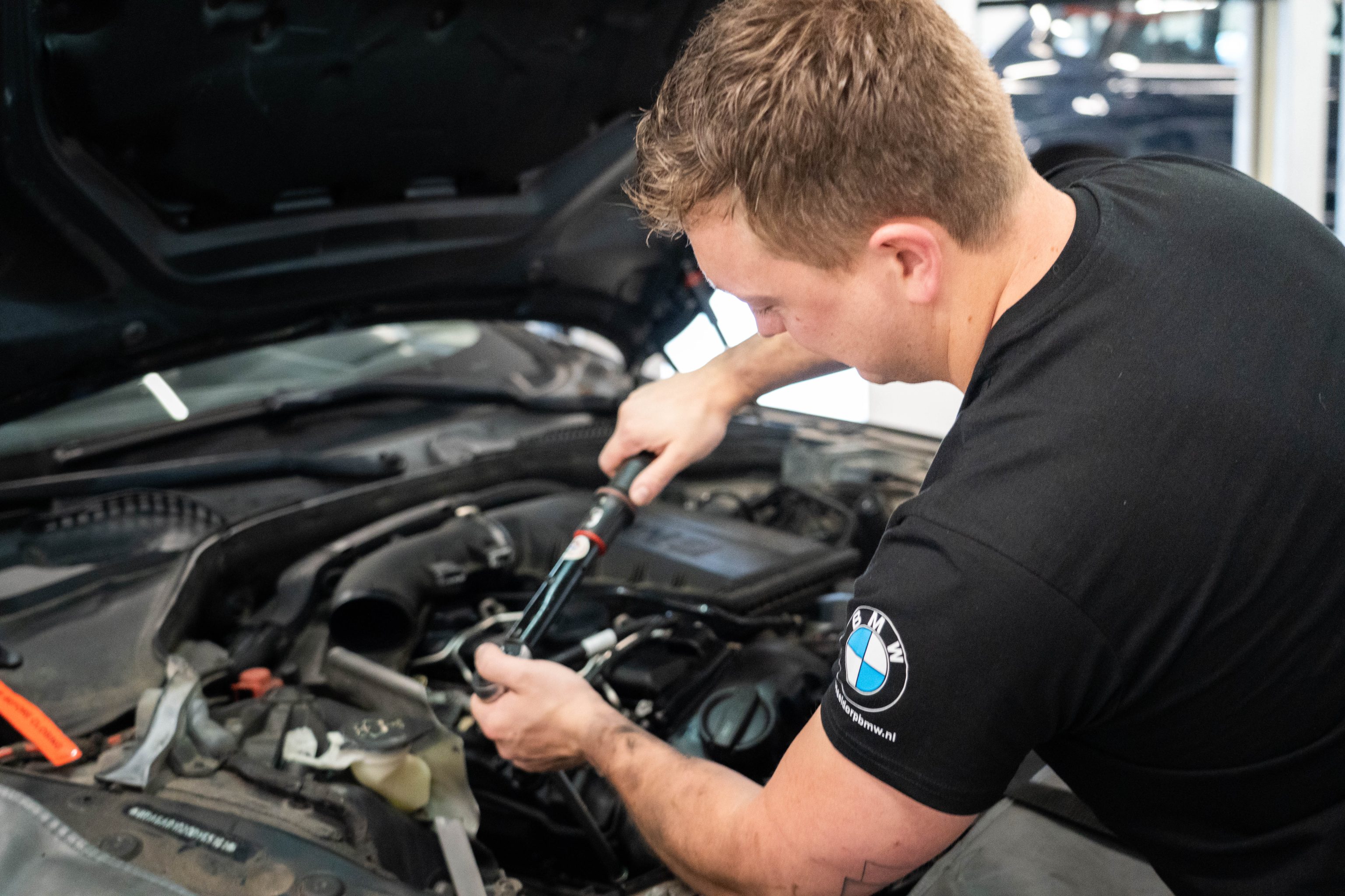 Sleutelen aan een BMW in de werkplaats bij Dusseldorp BMW