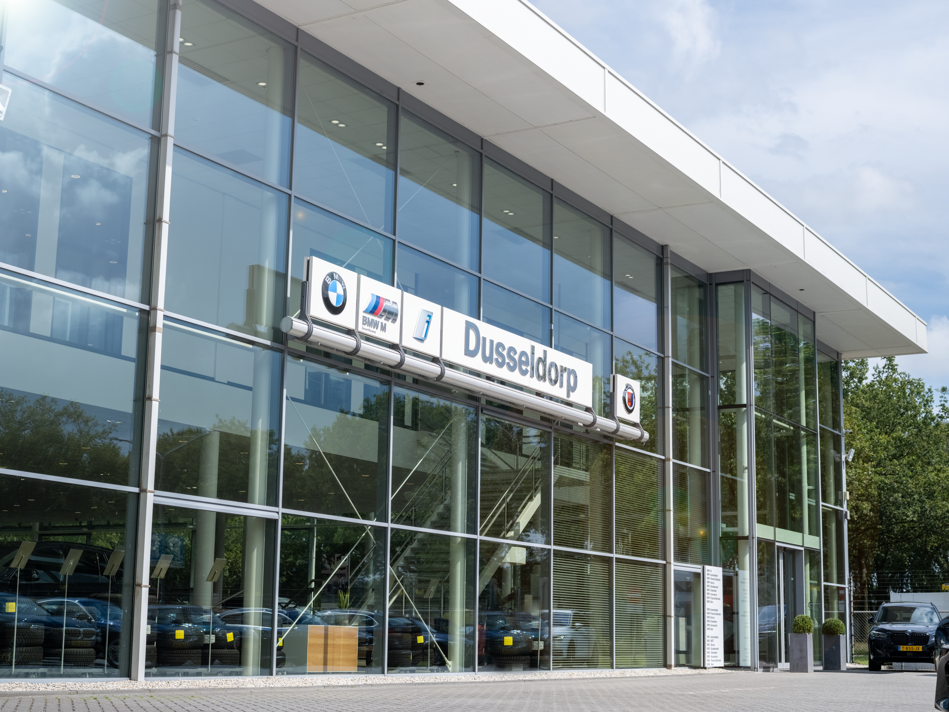 Vestiging in Apeldoorn van BMW en MINI. Dusseldorp