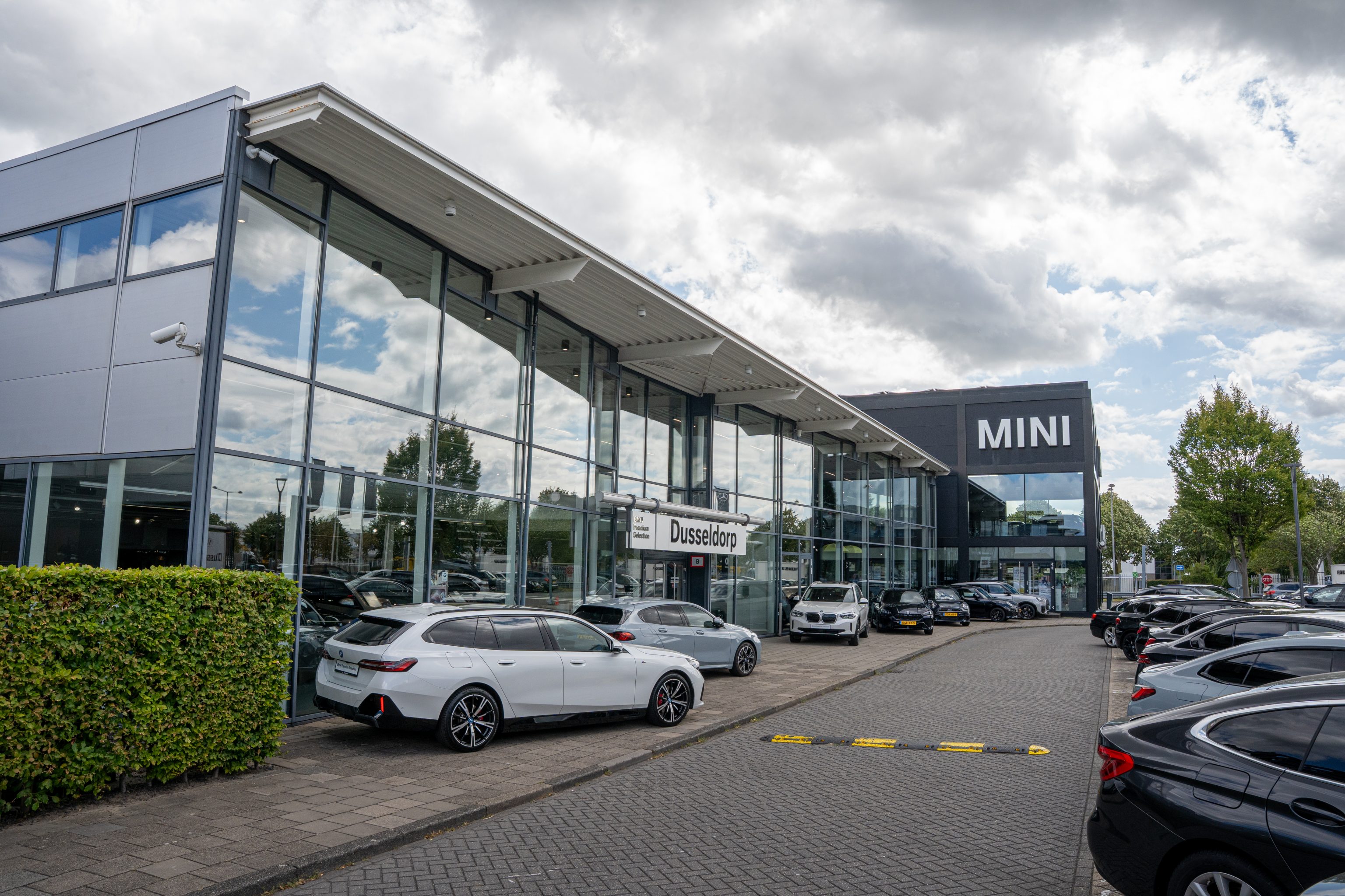 De foto toont het pand van Dusseldorp BMW en MINI (vestiging Rotterdam Noord).